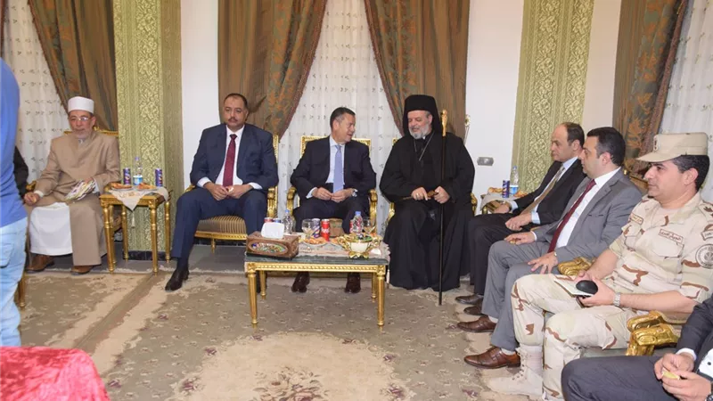 محافظ بني سويف يزور الكنائس والأديرة للتهنئة بعيد القيامة