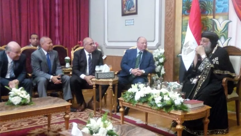 محافظ القاهرة يزور البابا تواضروس للتهنئة بعيد القيامة