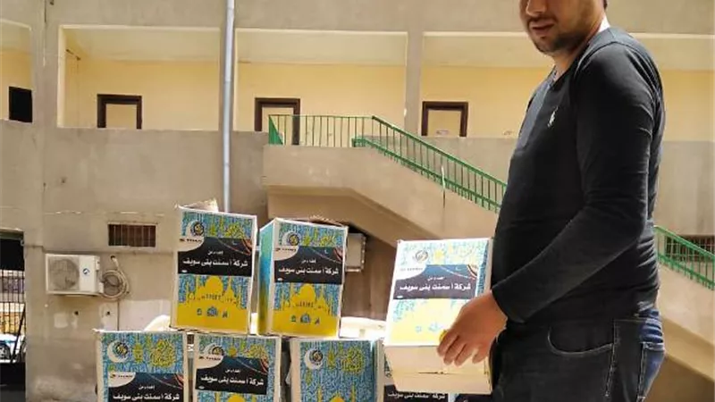 بالصور.. تيتان العالميه توزع كراتين رمضان ببنى سويف.