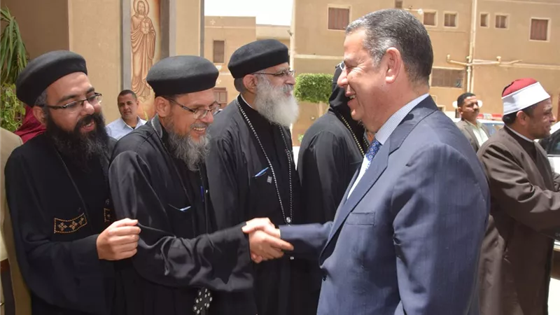 محافظ بني سويف يواصل تهنئة المسيحيين بعيد القيامة