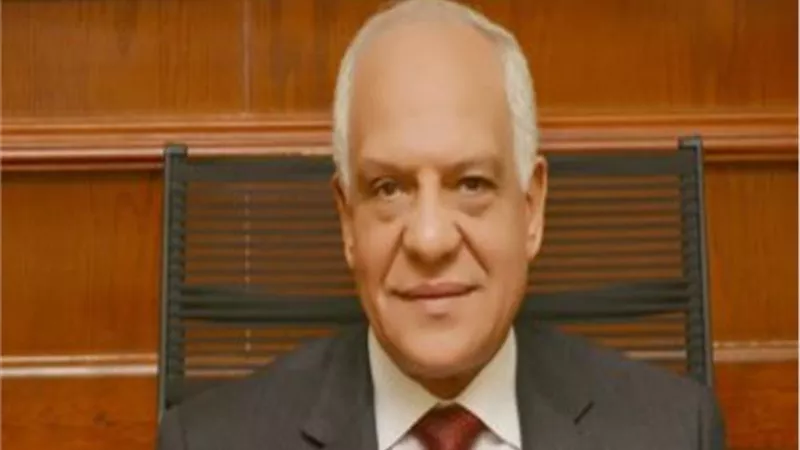 محافظ الجيزة يوجه بإزالة لافتات الاستفتاء على الدستور من الشوارع والطرق الرئيسية