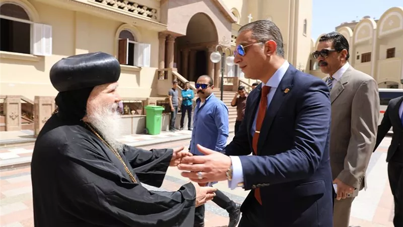 محافظ سوهاج ومدير الأمن يقدمان التهنئة بعيد القيامة