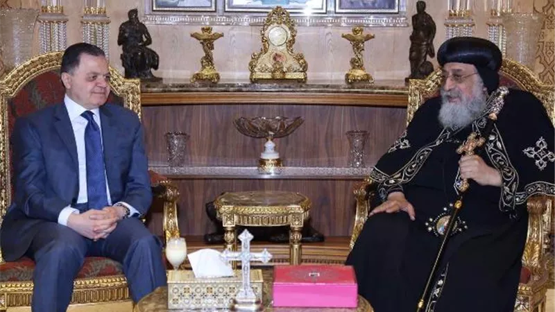 وزير الداخلية يزور الكاتدرائية ويهنئ البابا تواضروس الثاني بعيد القيامة المجيد.. صور