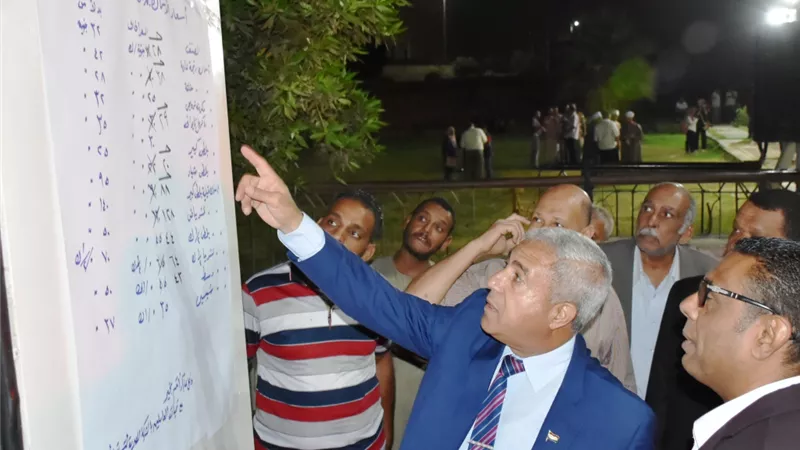 محافظ أسوان يفتتح معرض 