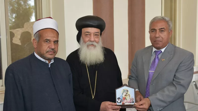 محافظ أسوان يقدم التهنئة للأخوة الأقباط بمناسبة عيد القيامة المجيد