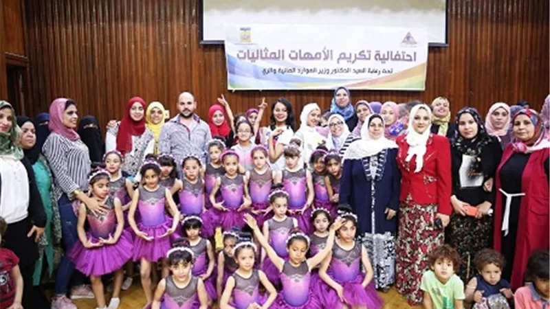 عبد العاطى يكرم 35 أماً مثالية من العاملات بالرى