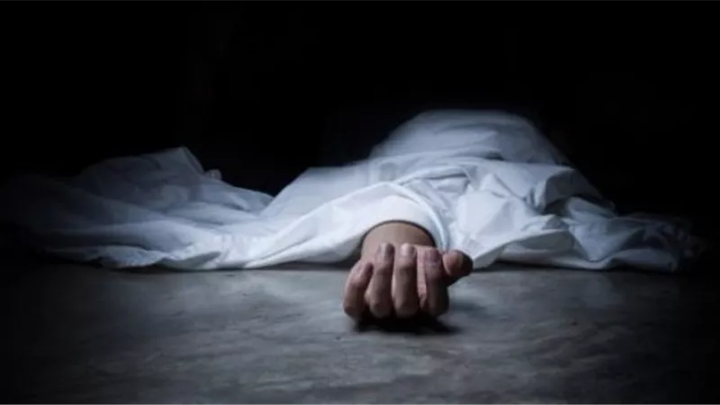 يقتل زوجته وابنه رجمًا بالحجارة حتى الموت