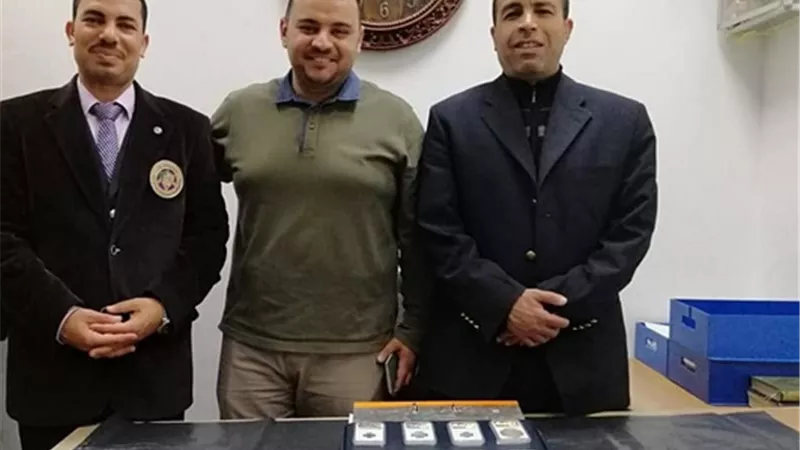 احباط تهريب ٢٨ عملة اثرية مع راكبه قادمة من السعودية