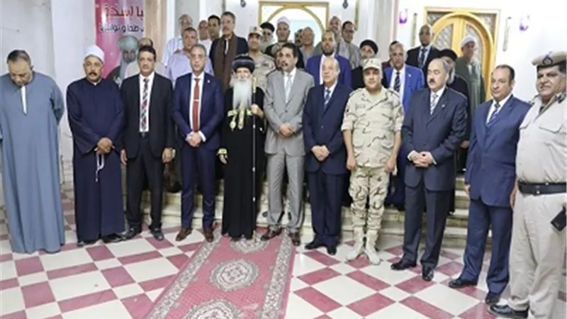 محافظ سوهاج ومدير الأمن يختتمان جولتهم بتهنئة الأخوة الأقباط