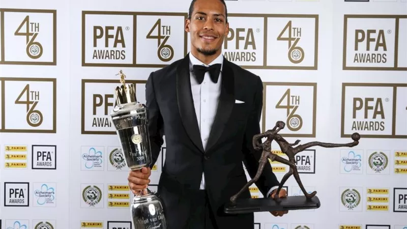 فان دايك يفوز بجائزة لاعب العام فى إنجلترا خلفاً للفرعون المصرى