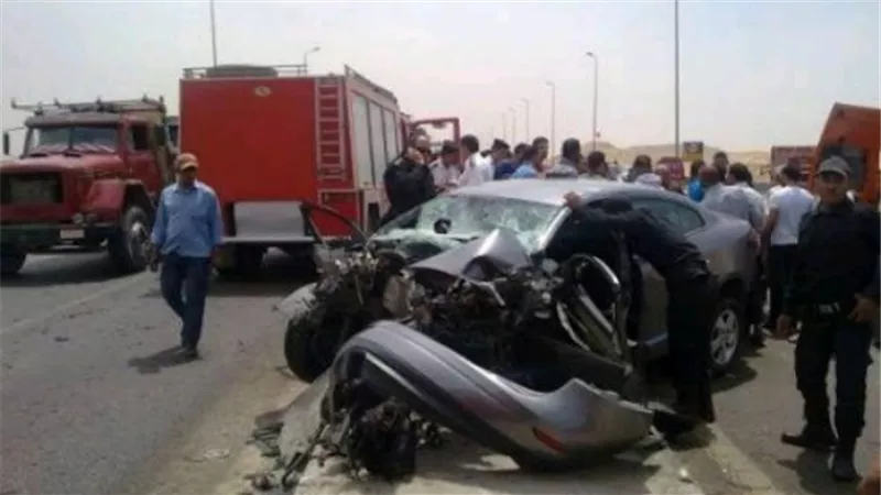 إصابة 3 مواطنين في تصادم ملاكي بنقل علي الطريق الحر