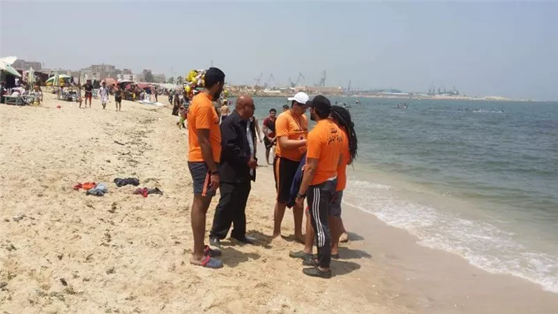 بالصور.. زحام كبير على شاطئ بورسعيد فى