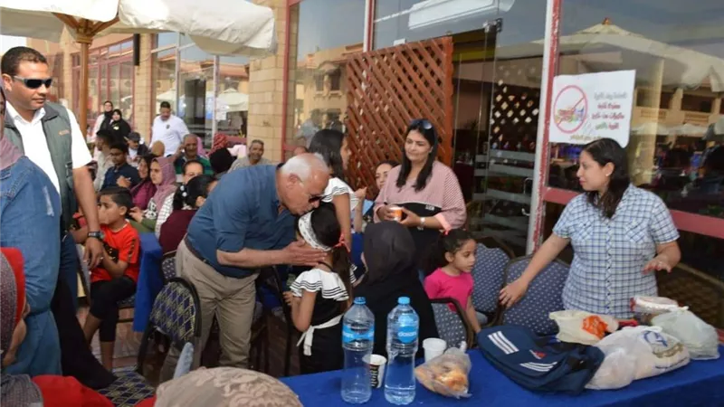 محافظ بورسعيد يلتقي بموظفي الديوان العام والأحياء أثناء احتفالهم بشم النسيم.. صور