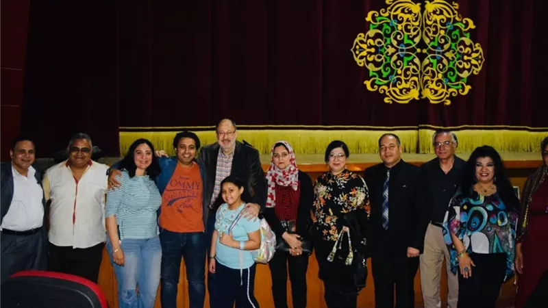 انتصار عبدالفتاح ونخبة من الصحفيين في ختام فرقة رضا للفنون الشعبية والاستعراضية