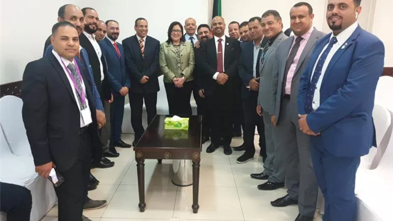 وفد من الجالية المصرية والسفارة يهنىء الكنيسة المصرية بالكويت بعيد القيامة