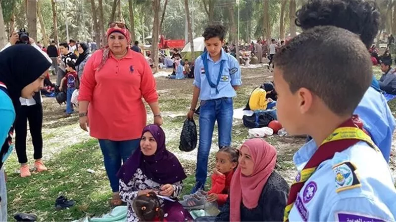 في الاسماعيلية شباب الكشافة وزعوا اكياس جمع القمامة على المواطنين