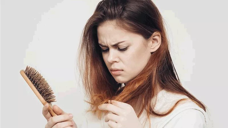 هل تعانين من تساقط الشعر.. إليكى الأسباب والحلول