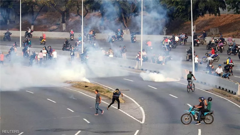 حرب شوارع بعاصمة فنزويلا.. وأنصار مادورو يتحركون ضد الانقلاب .. واسبانيا تدعو لاجراء انتخابات