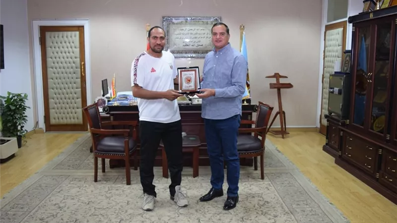 رئيس جامعة سوهاج يكرم مدرب منتخب مصر للكرة الشاطئية سيدات