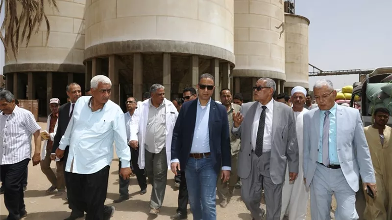 محافظ سوهاج يتفقد صومعة تخزين الأقماح 