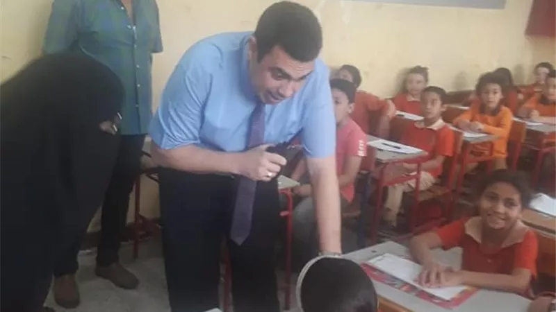 رئيس حي الشرابية يتفقد لجان امتحانات النقل بالقاهرة