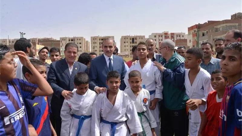 محافظ أسيوط يفتتح ملعب نجيل صناعى بمركز شباب اسكندرية التحرير