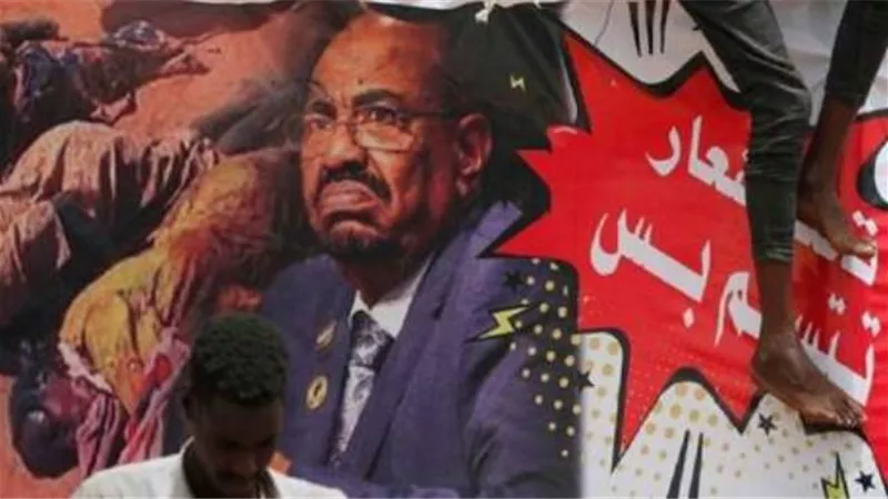 ضابط يقسم بالمصحف الشريف بأن البشير معتقل في السجن.. فيديو