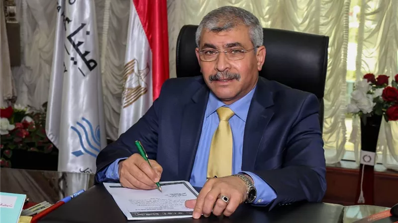 رئيس هيئة ميناء دمياط يحتفل بعيد العمال وسط أبنائه العاملين