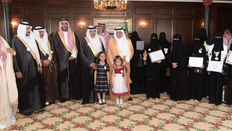 أمير تبوك يستقبل الطلاب والمعلمات المتميزين من منسوبي تعليم المنطقة