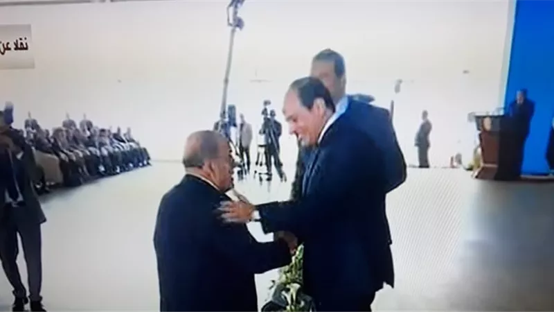 السيسى يكرم عددا من العمال والقيادات