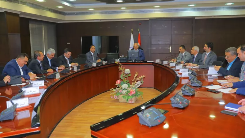 وزير النقل يجتمع مع الشركات المنفذه لمشروع القطار المكهرب