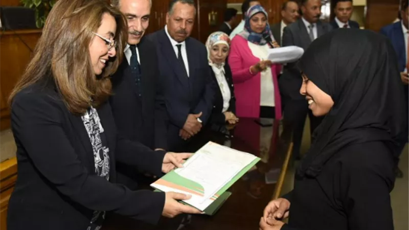 غادة والي توزع ١٠٠ شهادة أمان و٢٠ عقد لمشروعات متناهية الصغر بأسيوط
