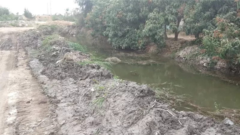 حفار الري اقتطع الطريق و منع الخدمات عن هويس سرابيوم في الإسماعيلية ..صور