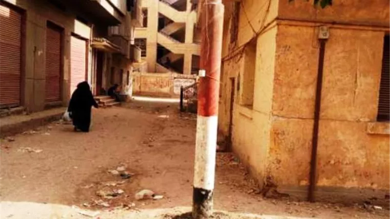 غراب يأمر برفع عامود كهرباء مائل على أحد المنازل بأبوكبير صور