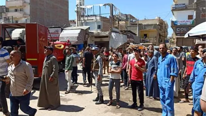 السيطرة على حريق معمل تحاليل فى البحيرة بالصور