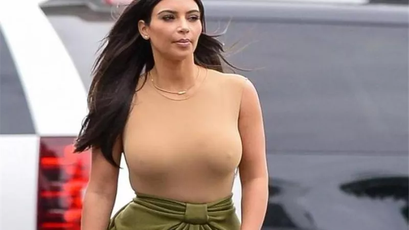 كيم كارداشيان تشعل السوشيال ميديا بصورة جديدة