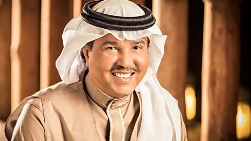 صورة الملك سلمان ومحمد عبده تشعل مواقع التواصل . . جثا على ركبته أمامه