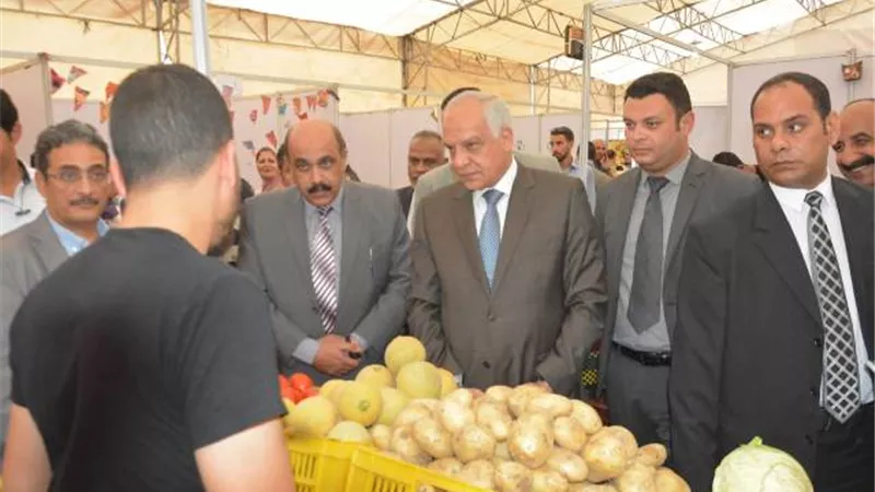 بالصور.. افتتاح معرض السلع الرمضانية 