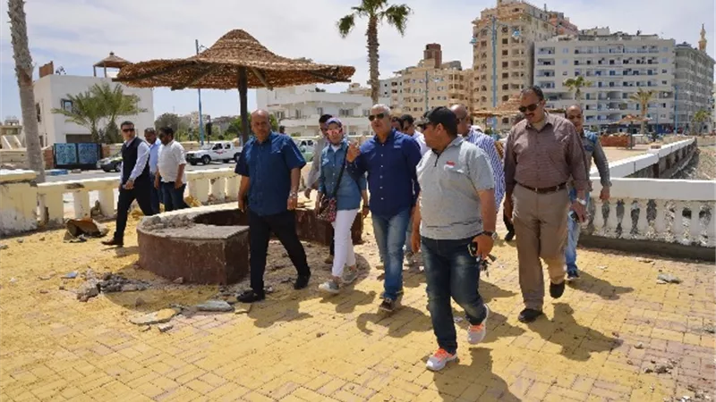 محافظ مطروح يتابع تطوير الممشى السياحى وحديقتى العوام والغزالة