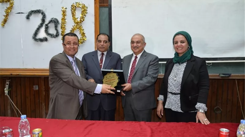 الجمال يشهد تخريج دفعتين متتالين من برنامج الترجمة الإنجليزية بكلية الآداب
