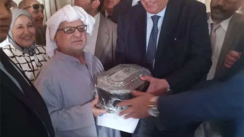 بالصور.. نظرًا لحالته الصحية.. «عاشور» يكرم شيخ محامي القليوبية بمنزله