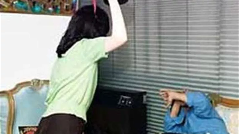 بعد ارساله طلب صداقة لجارتهما.. تضرب زوجها وتحبسه لمنعه من النزول فى الشارع