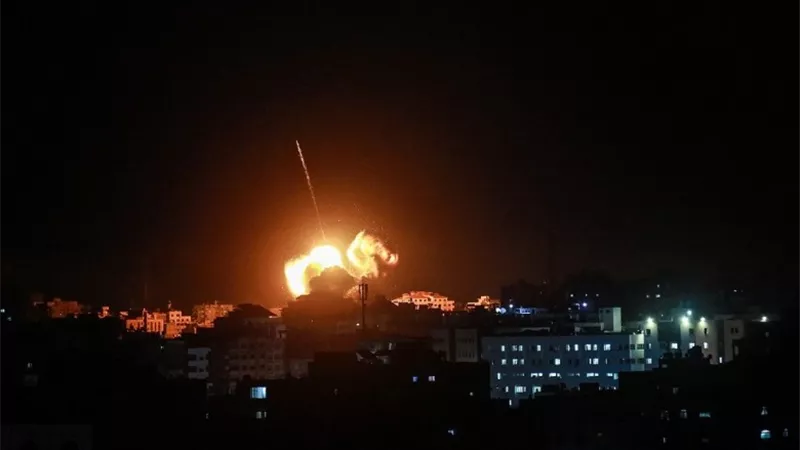 مقتل 5 فلسطينيين بينهم طفلة ووالدتها الحامل جراء قصف إسرائيلي على شرق قطاع غزة