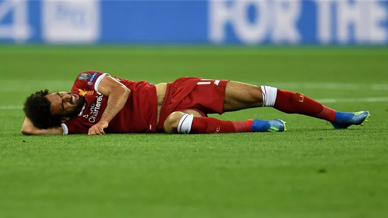 شاهد لحظه خروج محمد صلاح مصابا امام نيوكاسل .. فيديو
