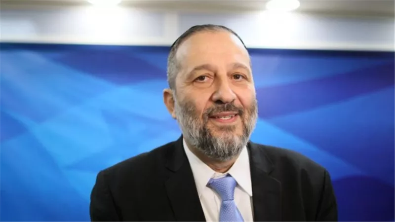وزير الداخلية الإسرائيلي يختبئ في ملجأ. . صورة