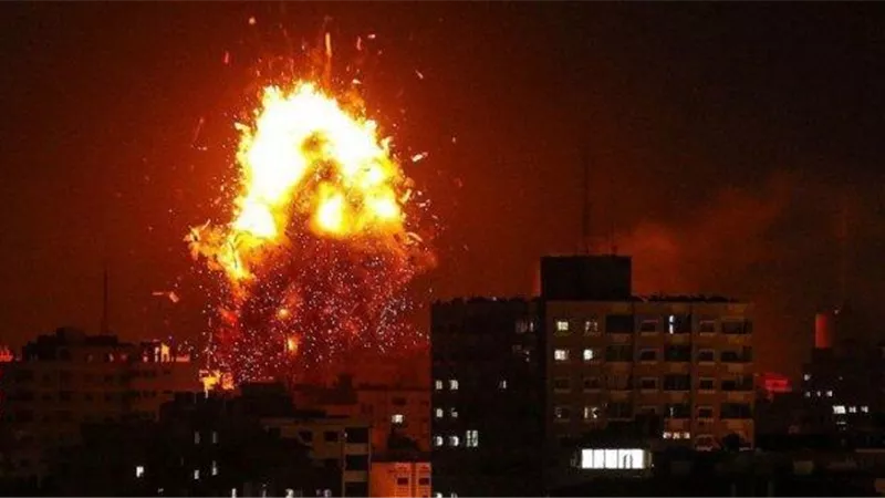 الزوارق الحربية الإسرائيلية تقصف غزة.. والفصائل ترد