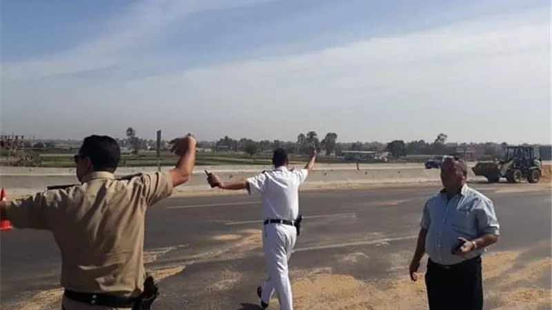 انقلاب شاحنة رمال بحدود أشمون عطلت المرور بالاقليمى ساعة ونصف
