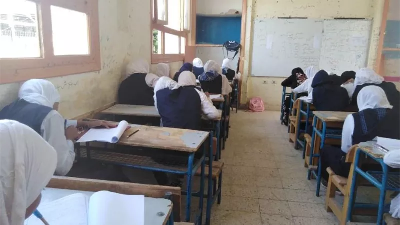 امتحانات الكيمياء والرياضيات واللغة الإنجليزية بلا شكاوى فى مدارس الأقصر