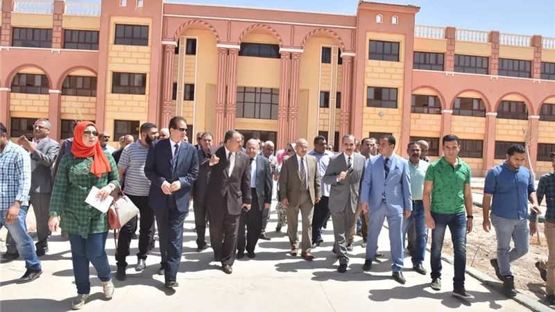 محافظ أسيوط ورئيس الجامعة يتفقدان مبنى مدرسة التعليم الأساسي ومركز الشباب بأسيوط الجديدة