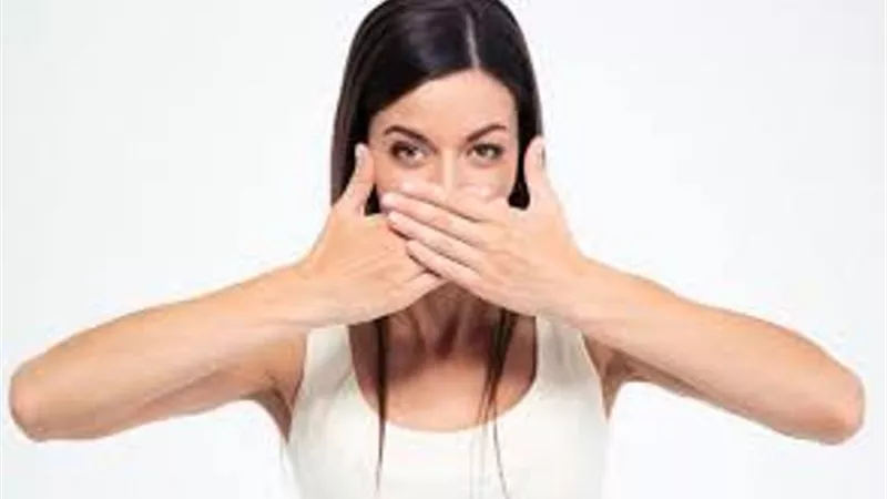 طبيب أسنان يوجه نصائح للتخلص من رائحة الفم الكريهة أثناء الصيام